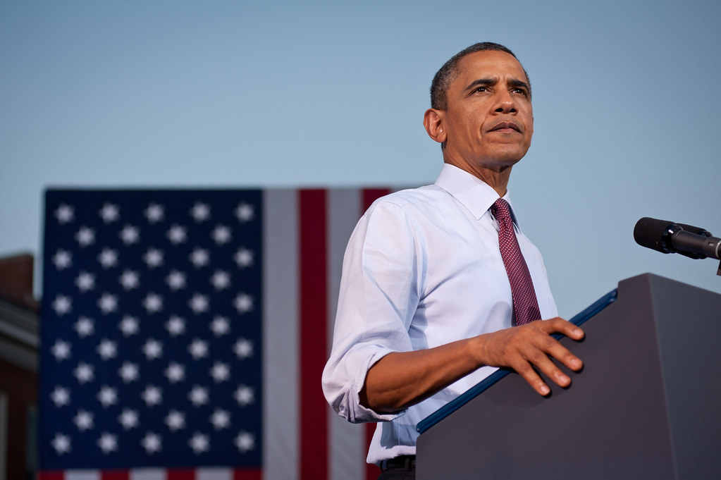 Prezidents Baraks Obama Amerikas karoga priekšā 