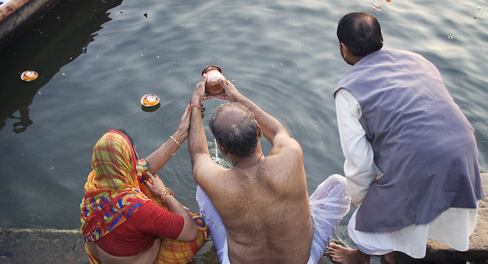 Hinduska modlitwa nad rzeką Ganges