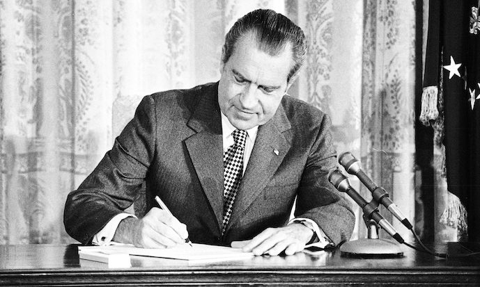Richard Nixon firma la legge
