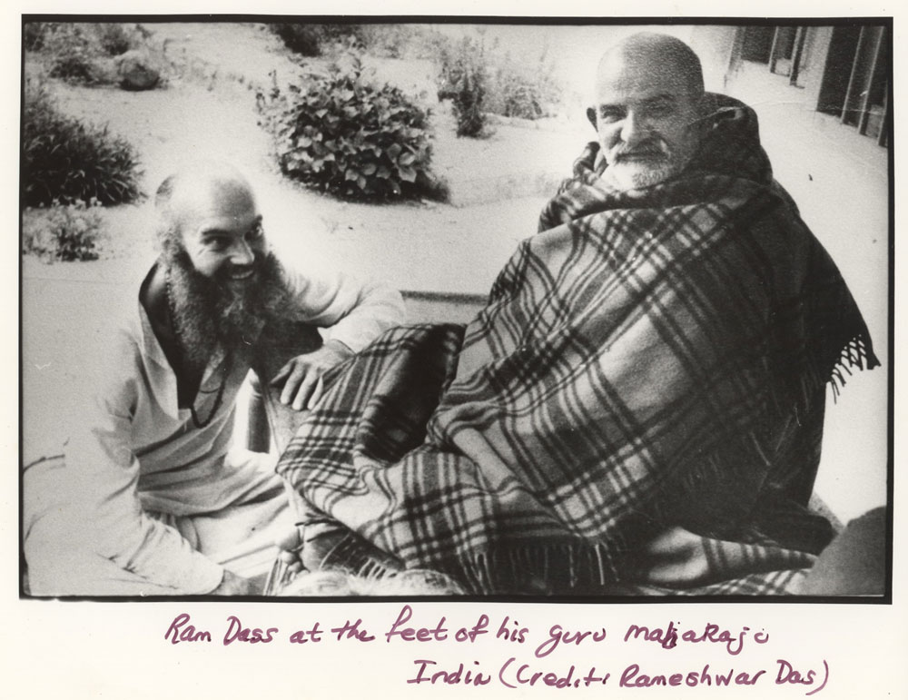 schwarz-weiss-foto von ram dass und seinem guru neem karoli baba