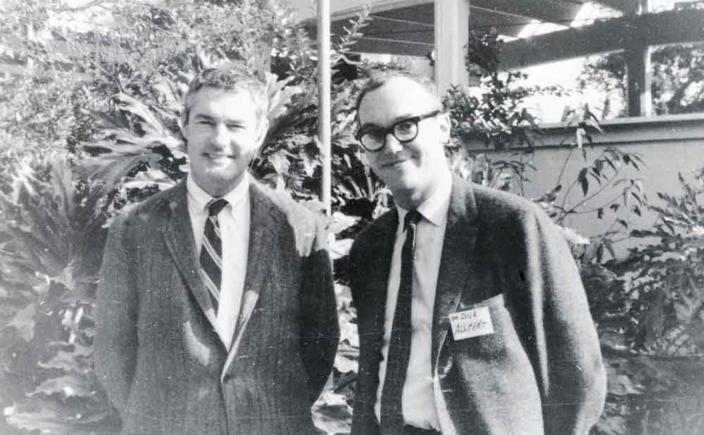 Unge Timothy Leary och Ram Dass (Richard Alpert) i svartvitt foto