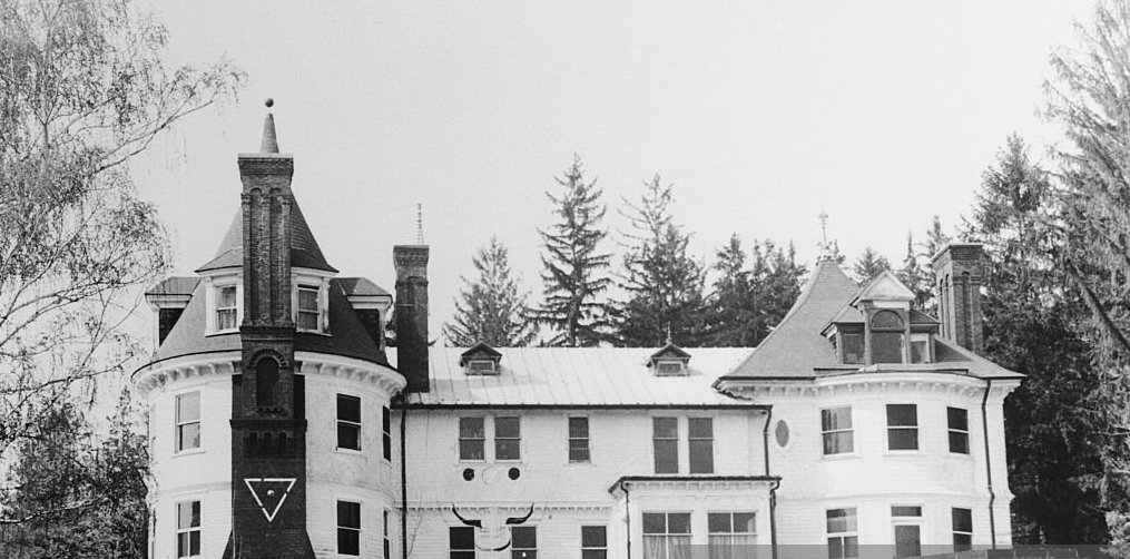 Foto en blanco y negro de la mansión de Timothy Leary