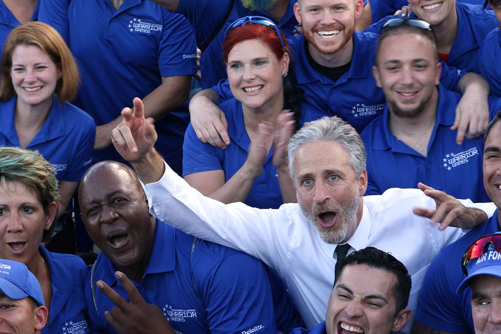 L'acteur et humoriste Jon Stewart pose avec un groupe de membres de l'armée de l'air américaine.