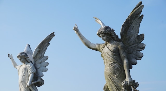 dos estatuas de ángeles