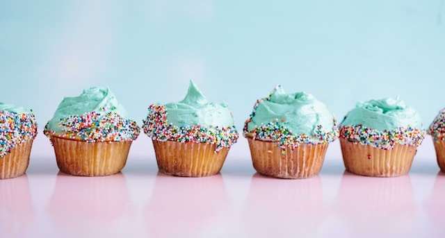 linje av cupcakes med blå glasyr