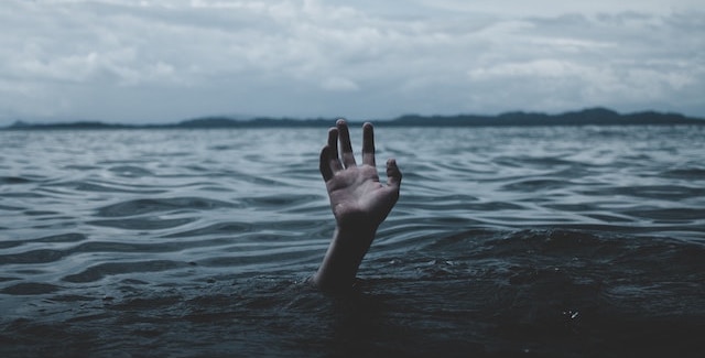 utopiť sa v mori rukou
