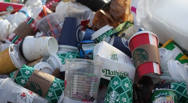 Plastik und Verpackungen auf einer Deponie