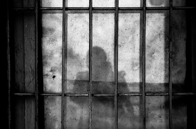 sombra das grades da prisão