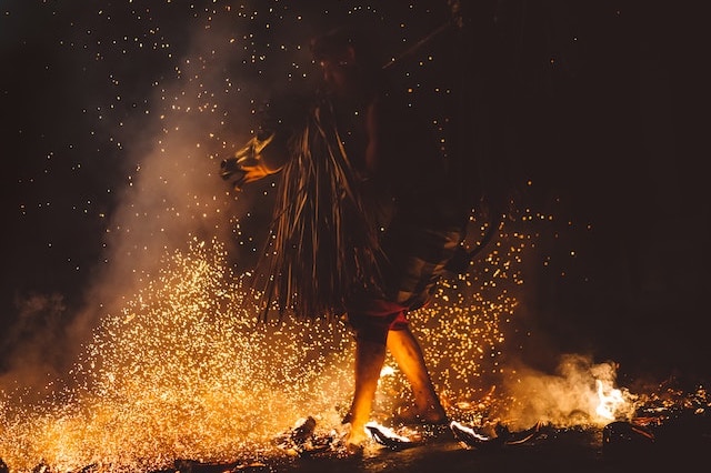 szaman wykonujący ognisty spacer